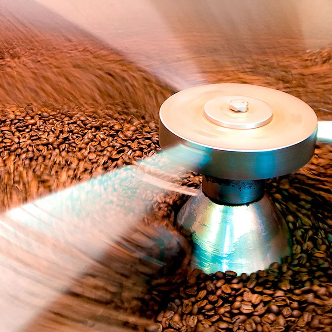 Kaffeebohnen im Röstprozess in Bewegung
