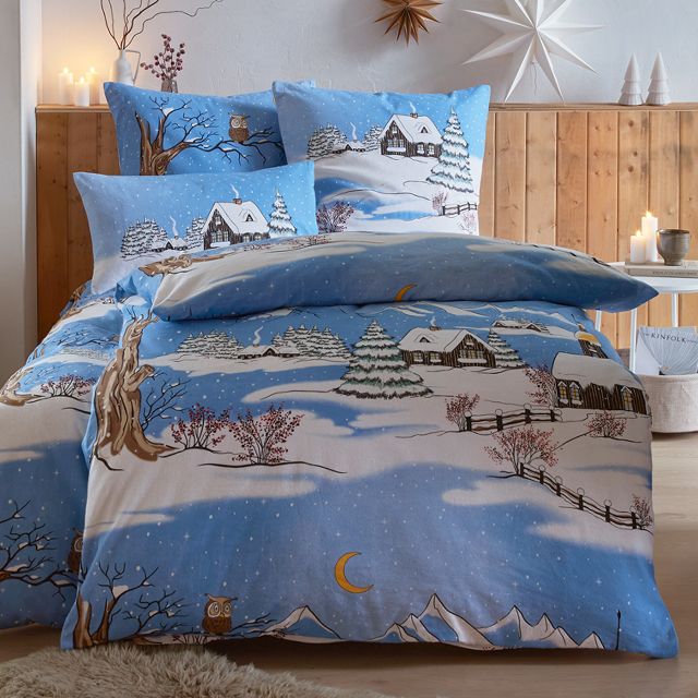 Winterliche Bettwäsche mit verschneiter Landschaft in Blau und Weiß