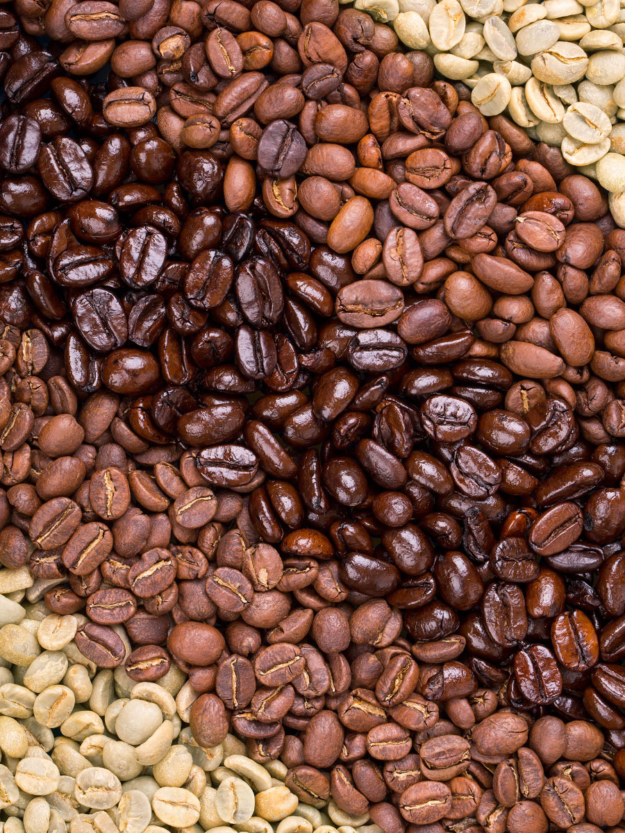 Verschiedene Röstgrade von Kaffeebohnen von hell bis dunkel