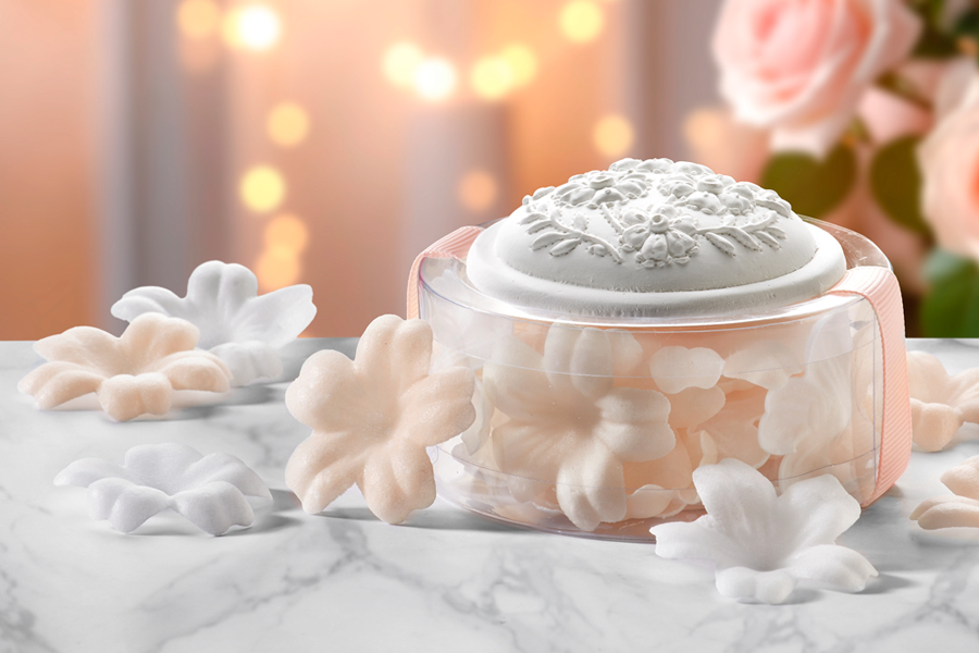 Dekorative Seifen in Blütenform in transparenter Dose