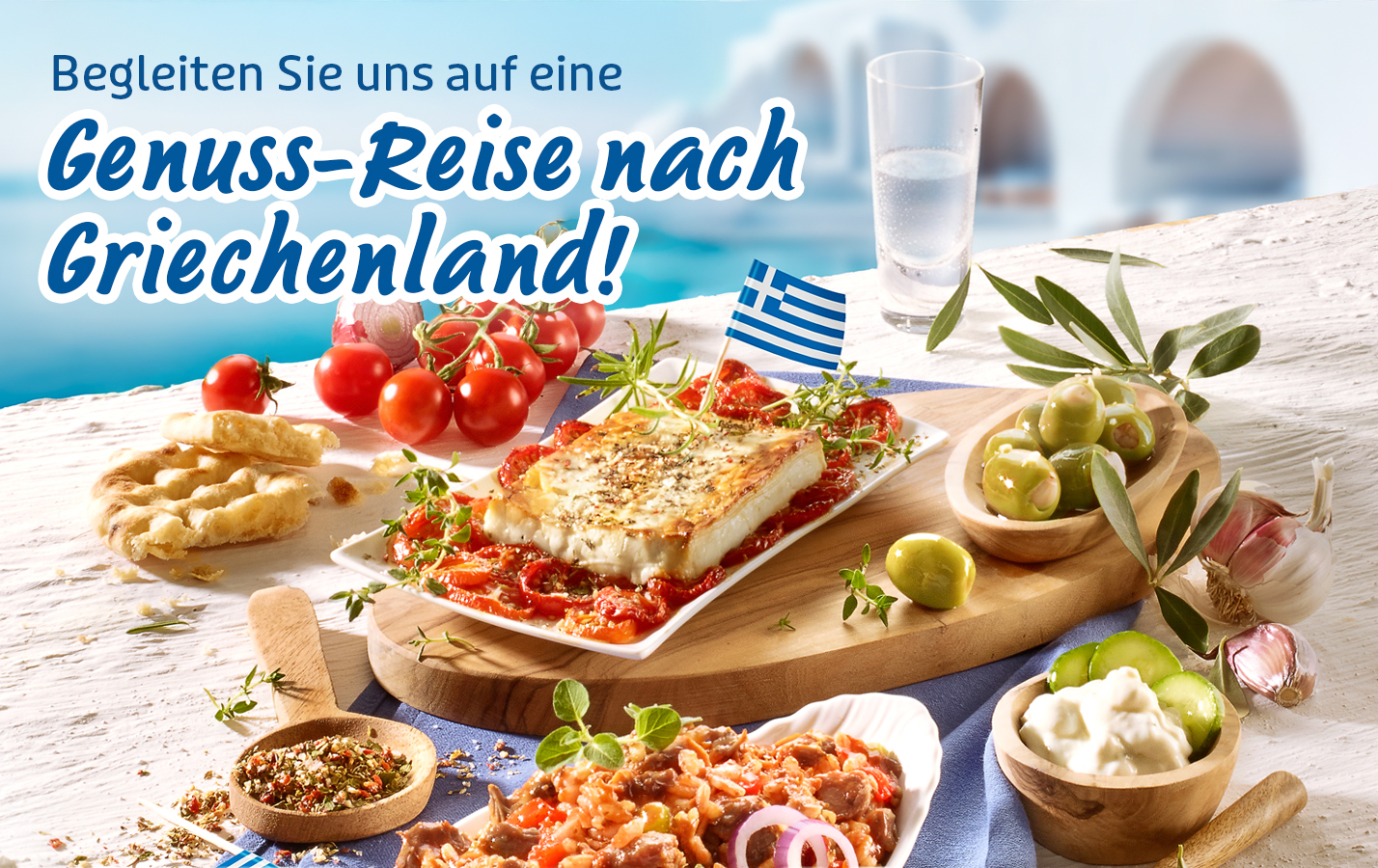 Griechische Spezialitäten mit Feta, Tomaten, Oliven und Fladenbrot