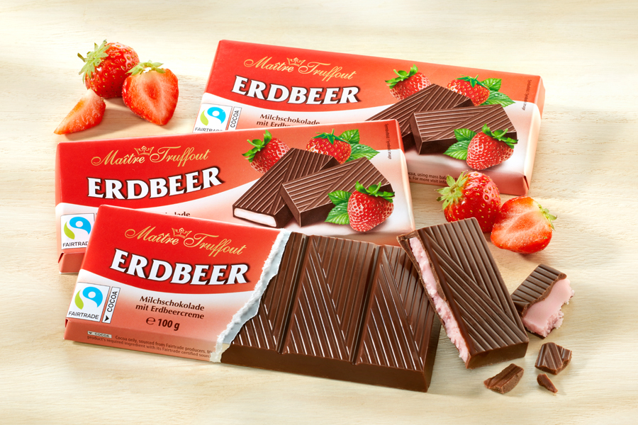 Milchschokolade mit Erdbeercreme, frischen Erdbeeren und geöffneter Tafel