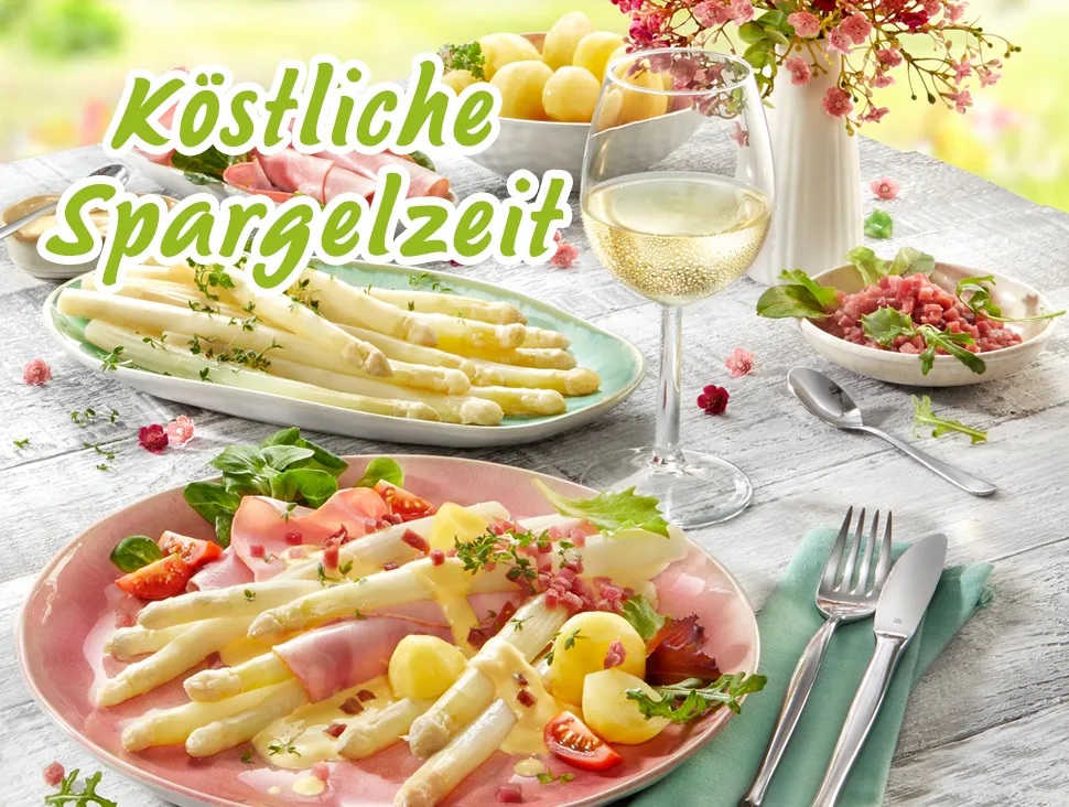 Frischer Spargel mit Schinken, Kartoffeln und Wein auf Frühlingstisch