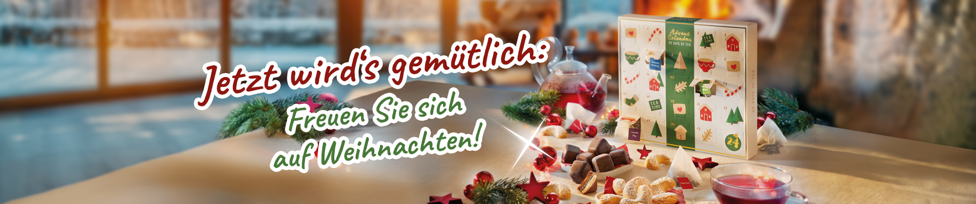 Weihnachtlicher Adventskalender mit Tee, Gebäck und Schokolade in gemütlicher Atmosphäre.