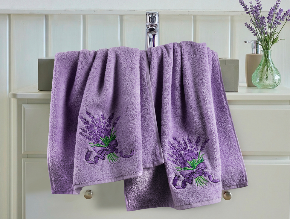 Lila Handtücher mit Lavendelstickerei im Badezimmer