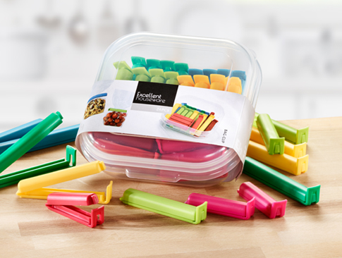 Bunte Beutelclips in Dose auf Holztisch