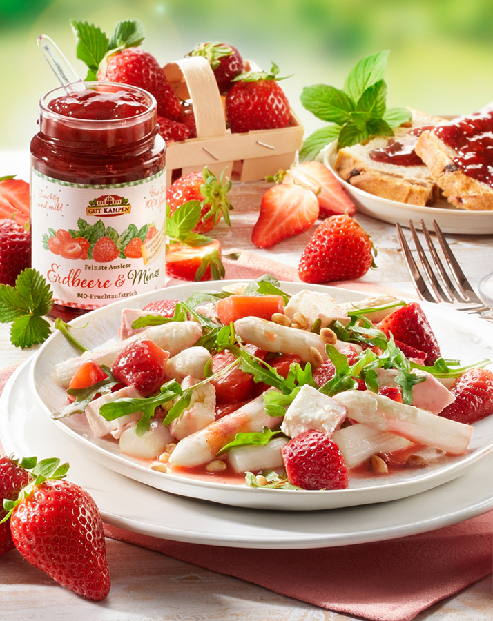 Erdbeer-Minz-Aufstrich und frischer Spargelsalat mit Feta und Rucola