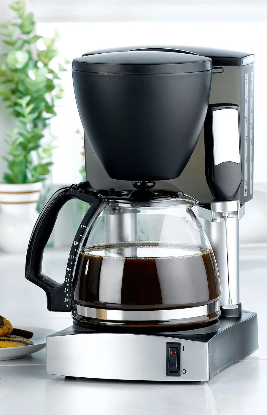 Filterkaffeemaschine mit Glaskanne und frischem Kaffee