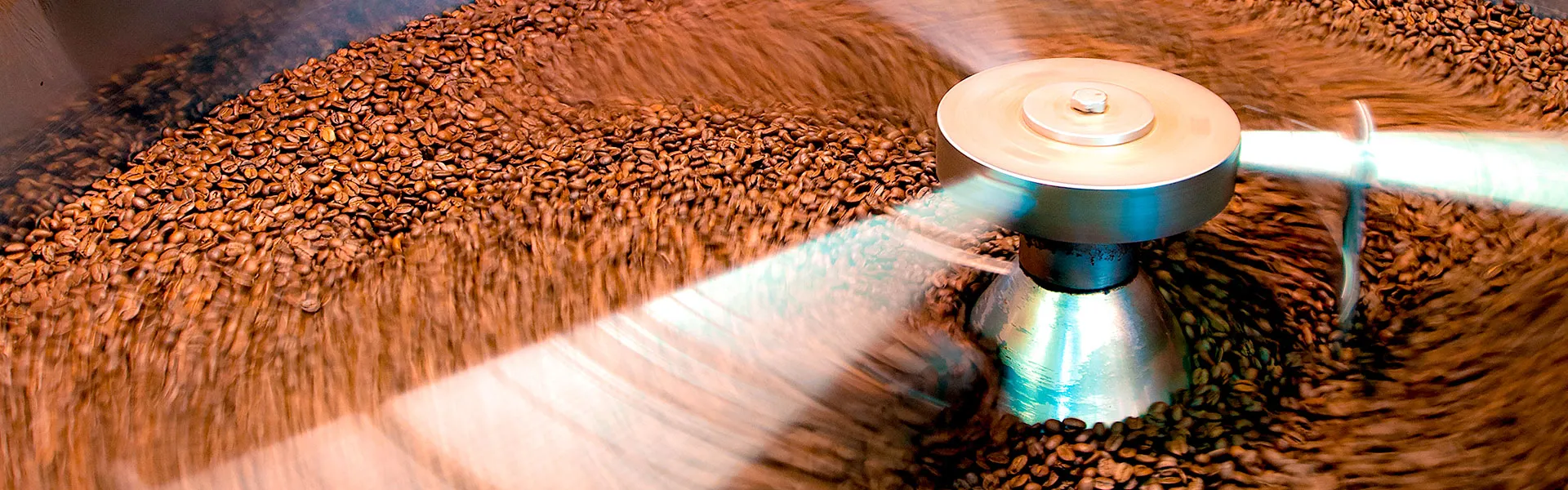 Kaffeebohnen im Röstprozess in Bewegung