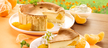 Fruchtiger Käsekuchen mit Mandarinenstücken und Sahne