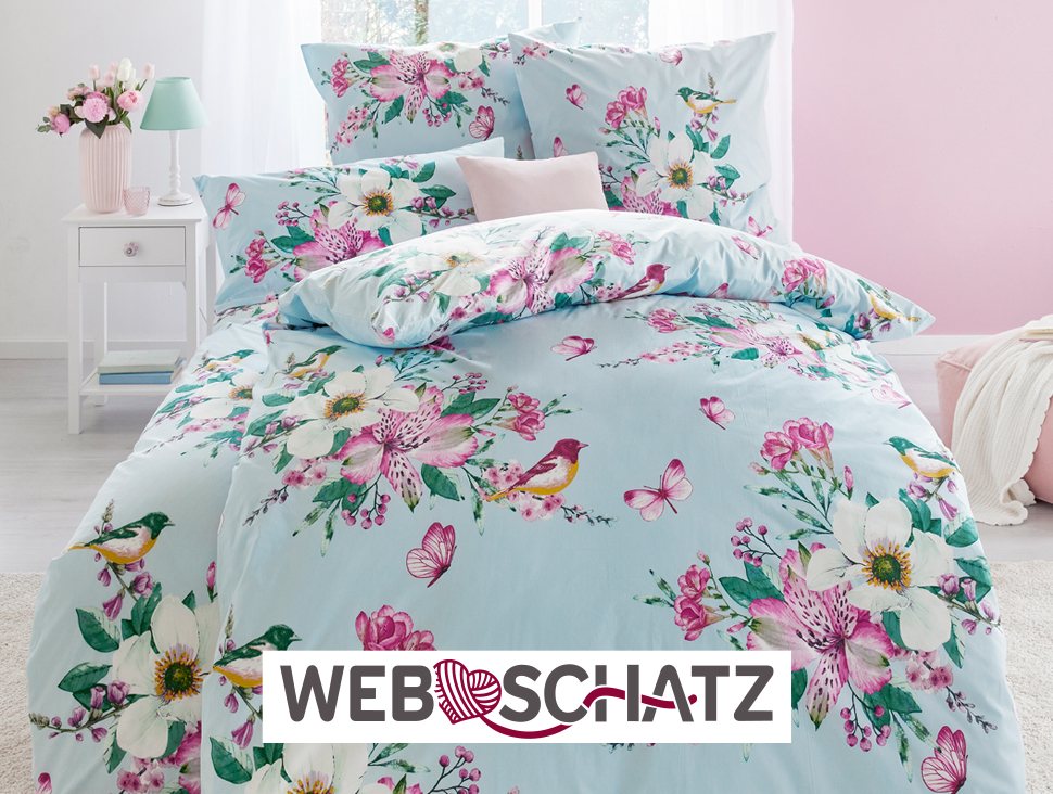 Blumige Bettwäsche im Schlafzimmer mit Schriftzug ›Webschatz Heimtextilien‹