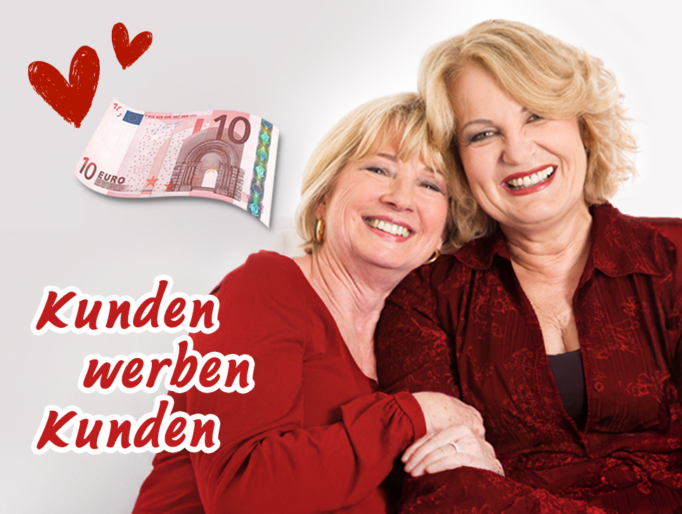 Zwei lachende Frauen mit Herzmotiven und 10 € Schein – „Kunden werben Kunden“
