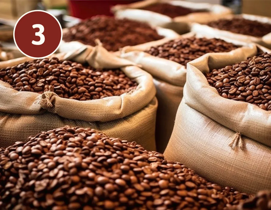 Säcke voller Kaffeebohnen verschiedener Sorten