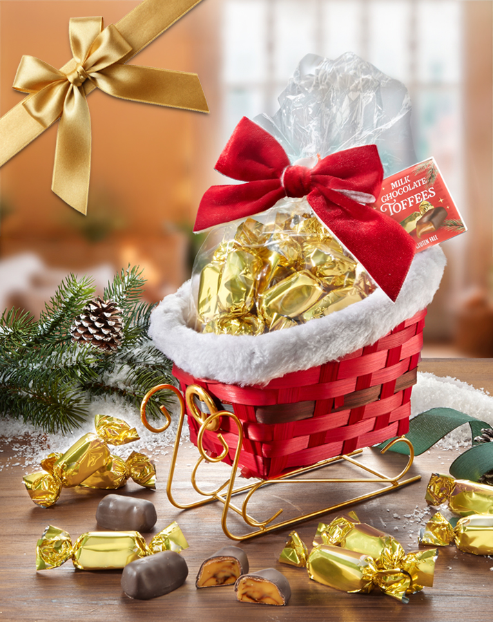 Weihnachtsschlitten mit Milchschokoladen-Toffees und goldener Schleife