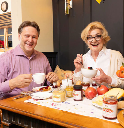 Saskia Vester und Jürgen Knecht, Jungborn-Geschäftsführer, frühstücken zusammen.