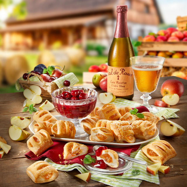 Landhaus-Szene mit Cidre, Obst und Gebäck