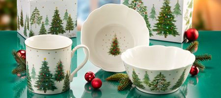 Weihnachtliches Porzellan mit Tannenbaum-Motiv