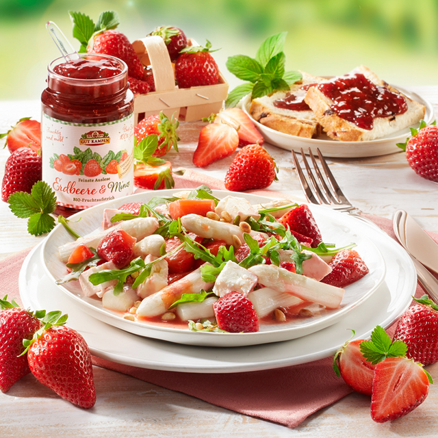 Erdbeer-Minz-Aufstrich und frischer Spargelsalat mit Feta und Rucola