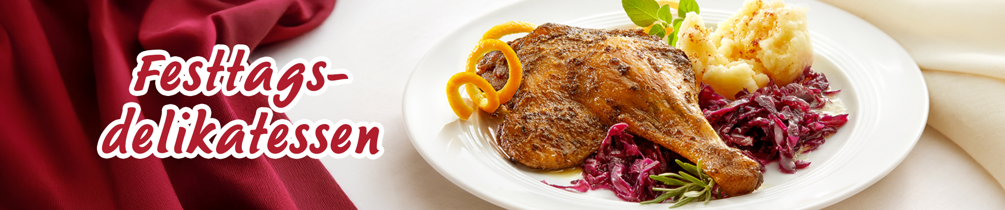 Gänsekeule mit Rotkohl und Klößen auf Festtagstisch