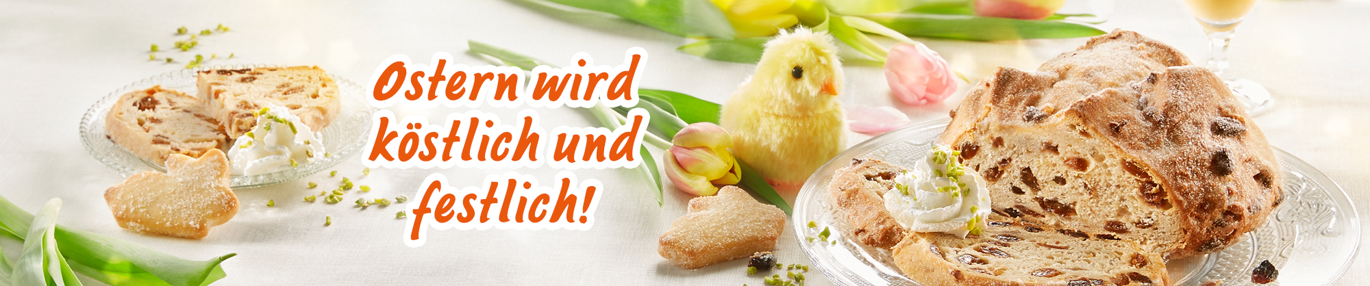 Ostergebäck, Schokoeier und Deko auf festlich gedecktem Tisch