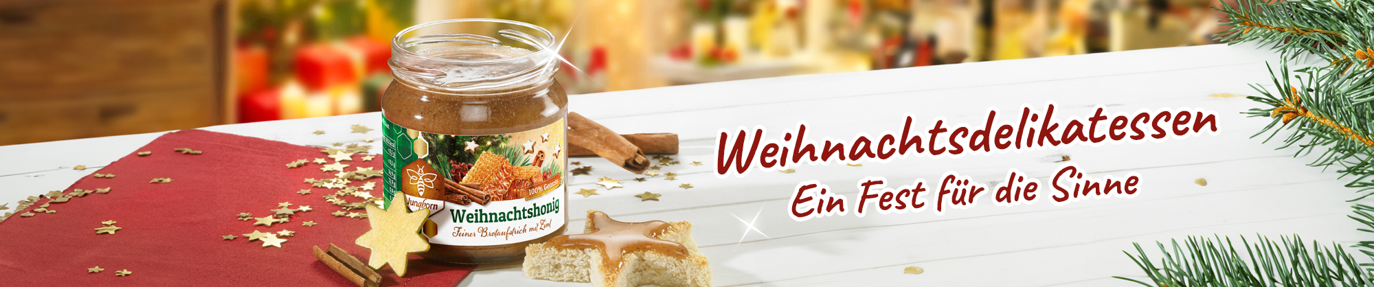Glas Weihnachtshonig mit Zimt und weihnachtlicher Dekoration