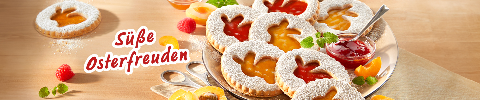 Ostergebäck mit Hasenmotiv und bunter Marmeladenfüllung auf einem Teller