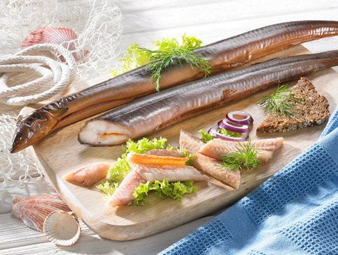 Geräucherter Aal und Fischfilets mit Brot, Zwiebeln und Dill auf Holzbrett