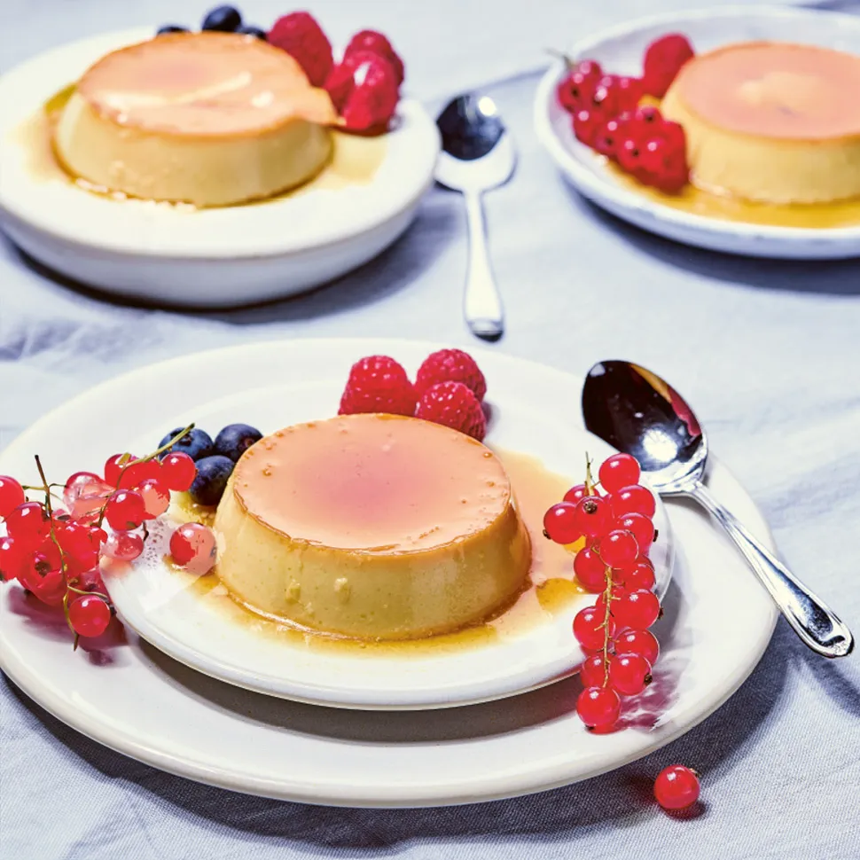 Crème Caramel mit Himbeeren, Johannisbeeren und Heidelbeeren