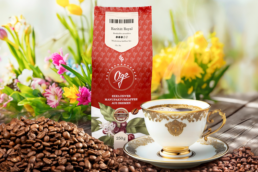 Kaffeetasse mit Dampf, Kaffeebohnen und Manufakturkaffee vor Frühlingsblumen