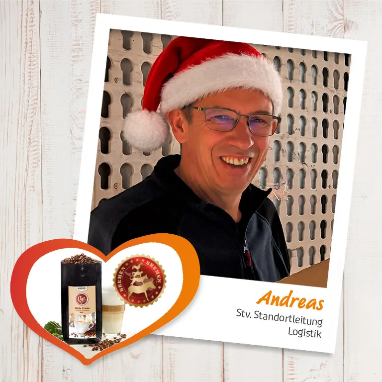 Andreas aus der Logistik mit Weihnachtsmütze und Ogo Kaffee