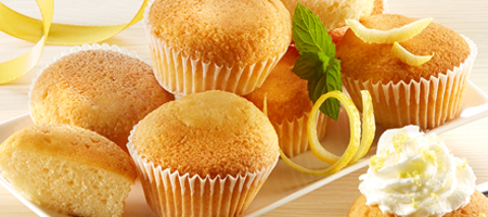 Saftige Zitronen-Muffins auf Teller serviert