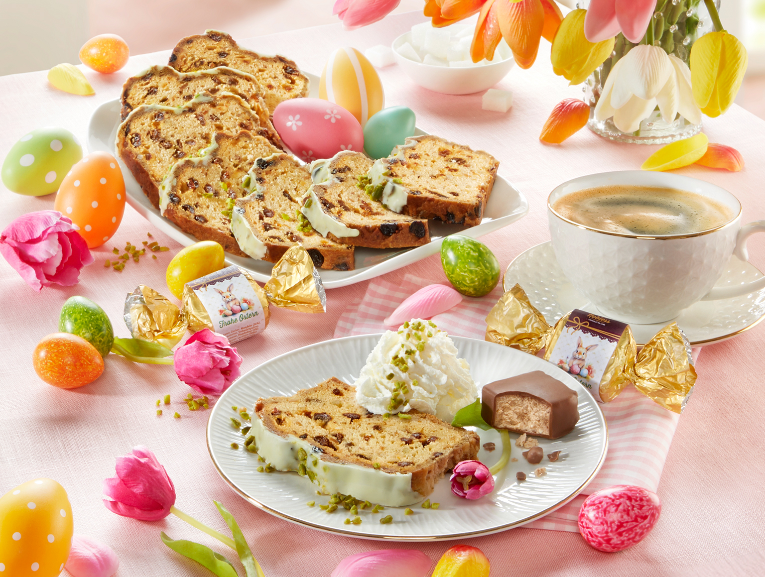 Osterfreude mit Kuchen, Süßigkeiten, Kaffee und bunten Ostereiern
