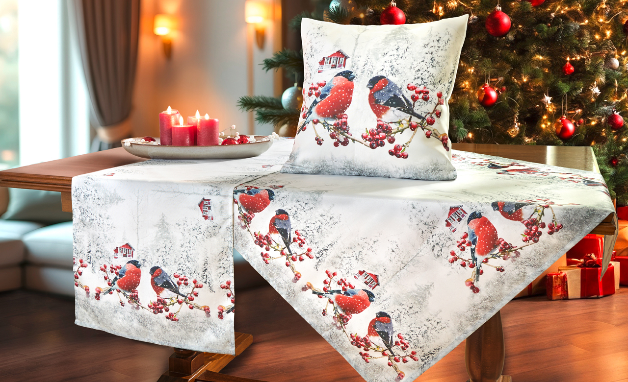 Weihnachtstischdecke mit Vogelmotiv und Kissen