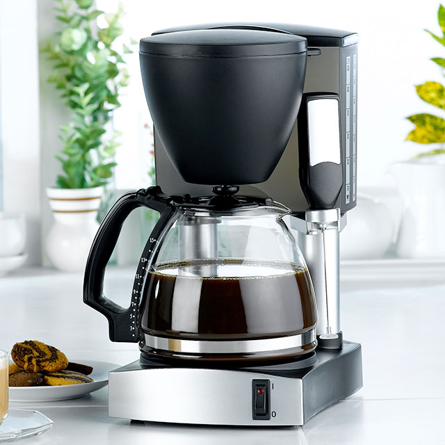 Filterkaffeemaschine mit Glaskanne und frischem Kaffee