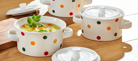 Keramik-Schlemmertöpfchen mit bunten Punkten und Gemüsesuppe