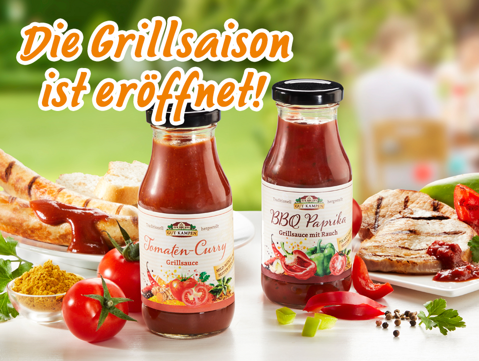 Die Grillsaison ist eröffnet – mit leckeren Saucen und besten Zutaten von Gut Kampen Grillsaucen, Fleisch und Gemüse auf weißem Tisch, im Hintergrund Grillparty