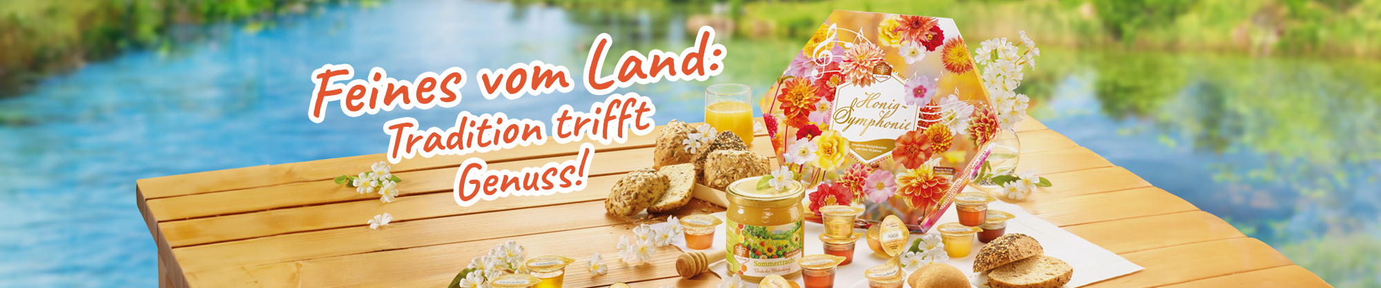 Honigspezialitäten mit Brot und Blüten auf Holztisch in ländlicher Umgebung
