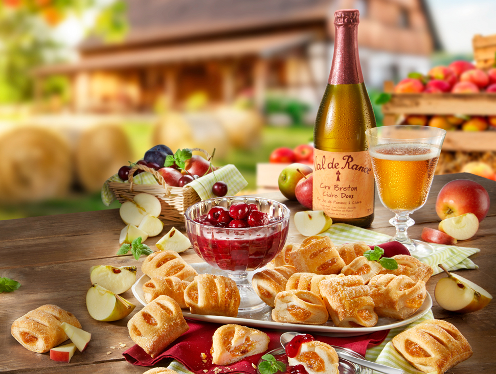 Landhaus-Szene mit Cidre, Obst und Gebäck