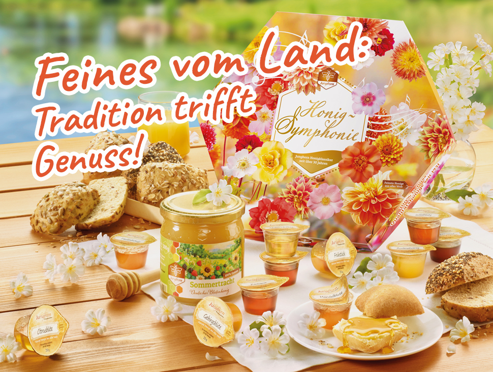 Honigspezialitäten mit Brot und Blüten auf Holztisch in ländlicher Umgebung