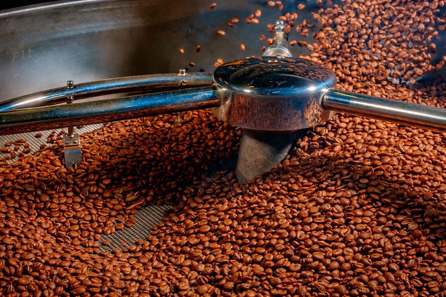Frisch geröstete Kaffeebohnen in Röstmaschine