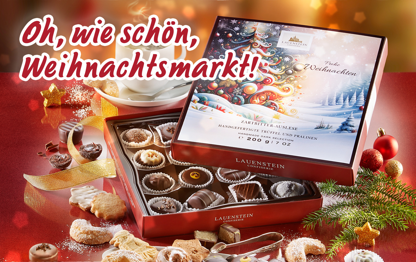 Edle Pralinen und Gebäck auf weihnachtlich gedecktem Tisch