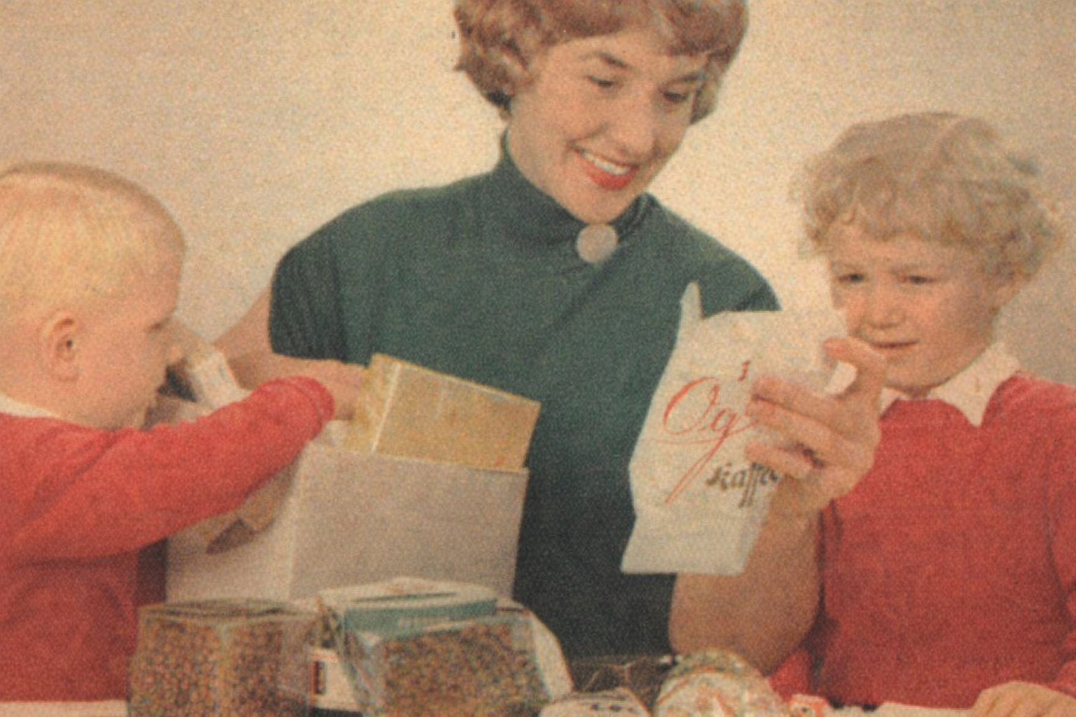 Vintage-Familie mit Kindern entdeckt Kaffeeprodukt
