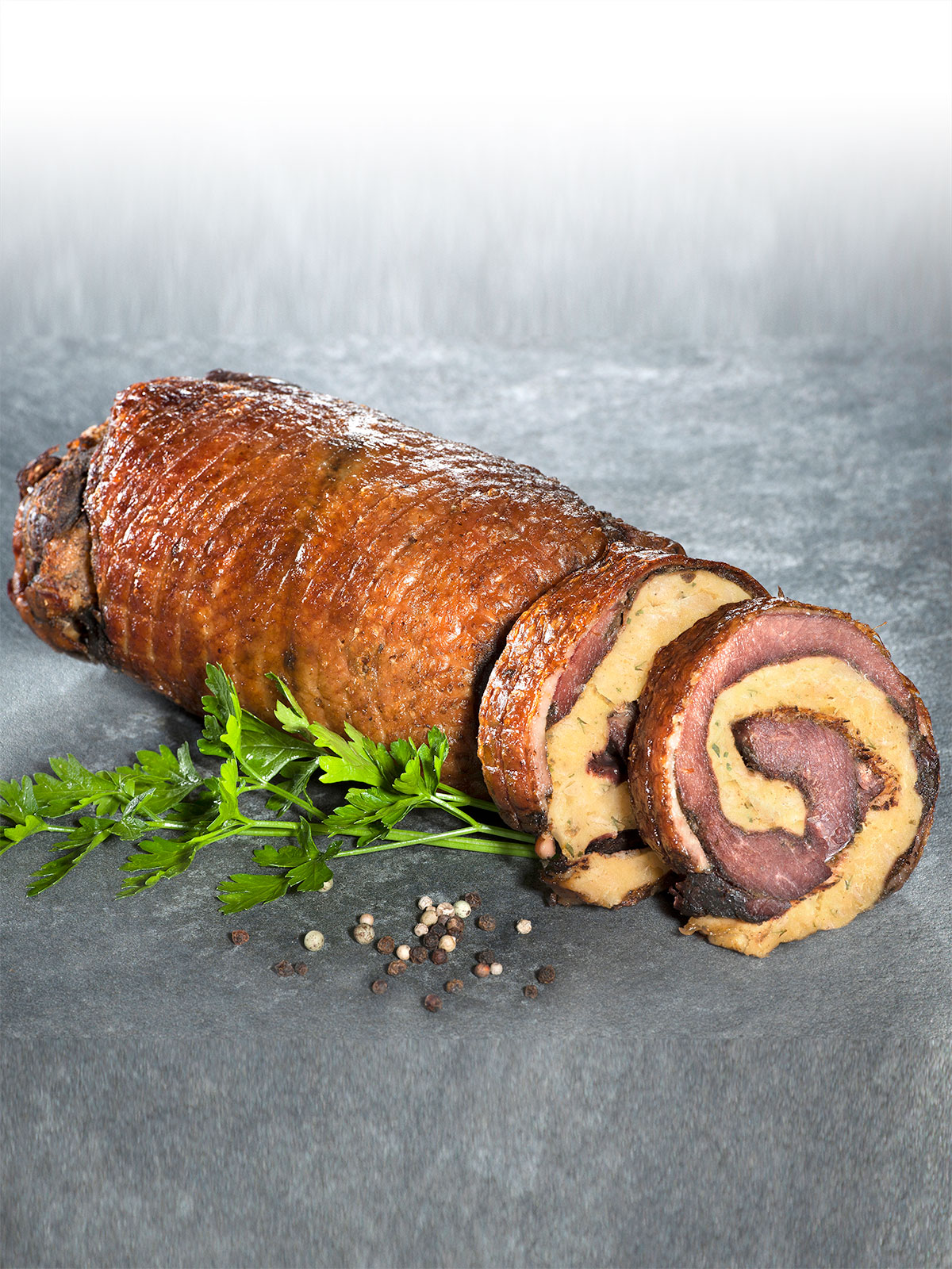 Gänserollbraten mit Semmelknödelfüllung   Gänserollbraten mit Semmelknödelfüllung