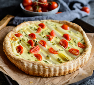 Spargel-Quiche mit Kirschtomaten auf knusprigem Blätterteig