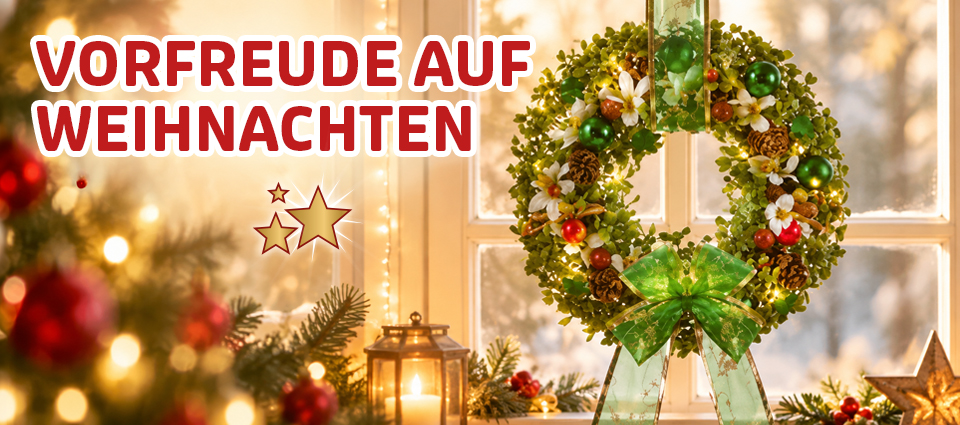 Weihnachtskranz mit grünen Kugeln, Zapfen, Blüten und großer Schleife