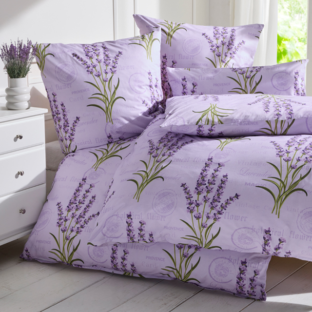 Bettwäsche mit Lavendelmotiv in hellem Schlafzimmer