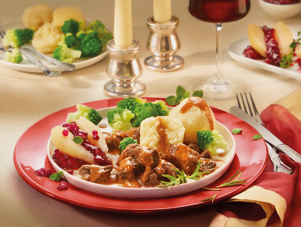 Festliches Herbstgericht mit Fleisch, Klößen, Brokkoli und Preiselbeeren