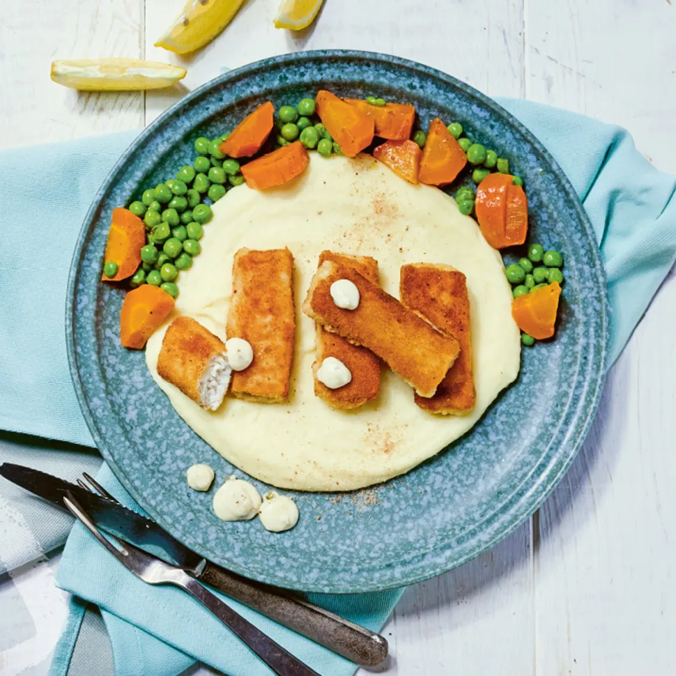 Fischstäbchen auf Kartoffelpüree mit Erbsen und Möhren