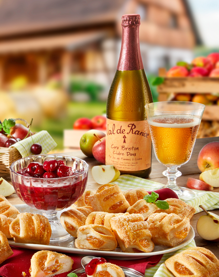 Landhaus-Szene mit Cidre, Obst und Gebäck