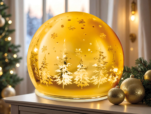 Leuchtende Weihnachtskugel in Gold mit Tannenbaum-Motiv als stimmungsvolle Fensterdekoration